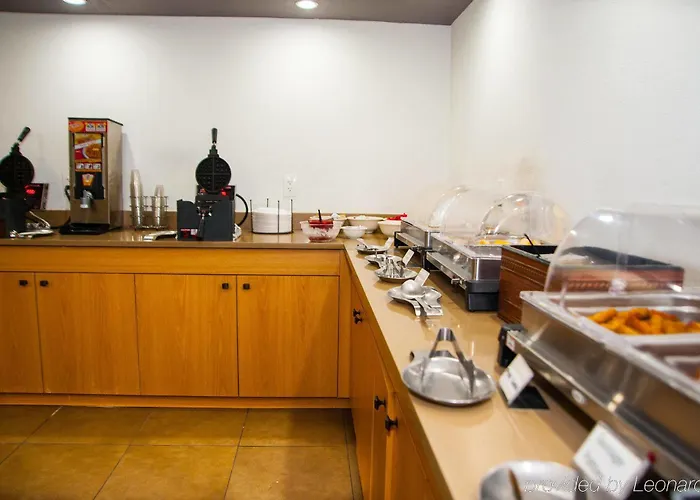 Greentree & Sky Harbor Hotel 3*
